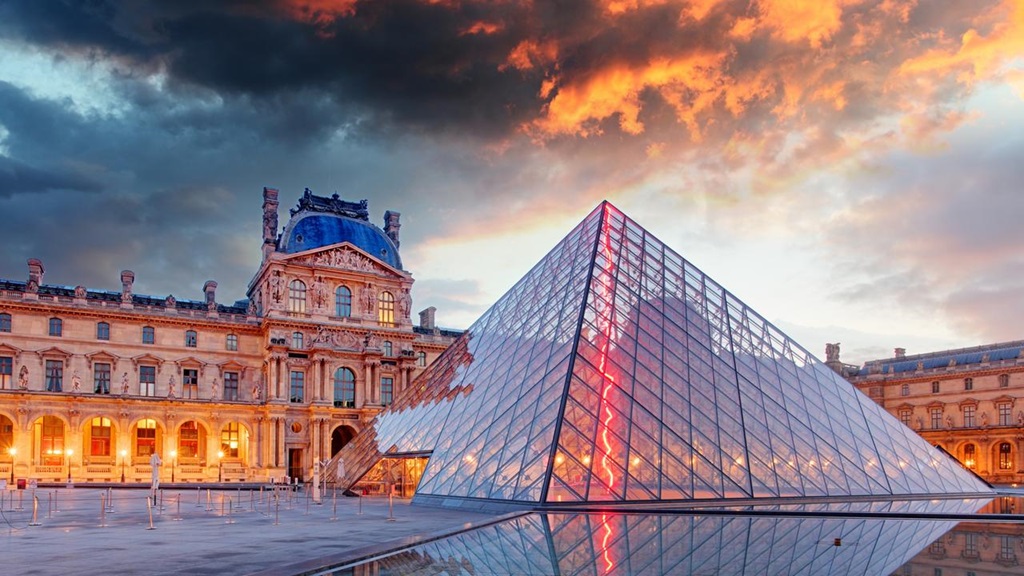 Strategic Navigation in a Louvre in 2 Hours