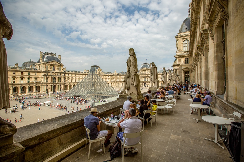 Cafes and Resting Spots Within the Louvre