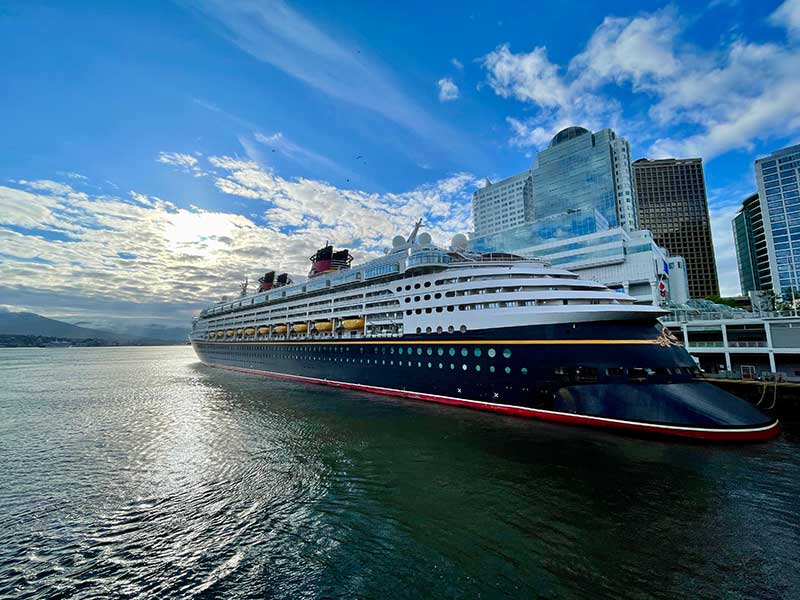 What is the rating of the Disney Wonder cruise ship?